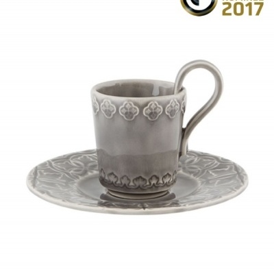 chávena e prato cinza em cerâmica com padrão decorativo e selo German Design Award Nominee 2017