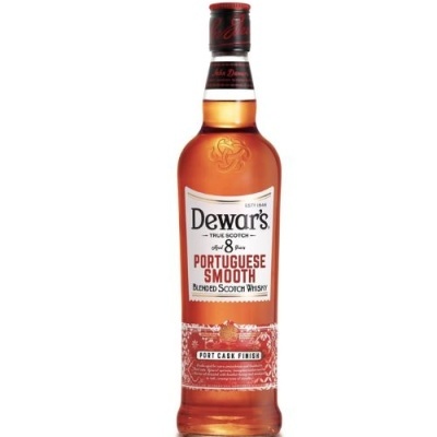 Garrafa de whisky Dewar's 8 anos Portuguese Smooth com rótulo vermelho e branco