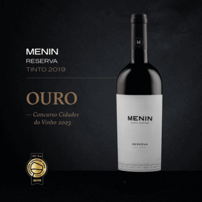 Garrafa de vinho tinto Menin Reserva 2019 com selo de prémio Ouro 2023