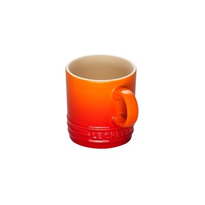 Caneca de cerâmica laranja a vermelho com alça e nome LE CREUSET em relevo