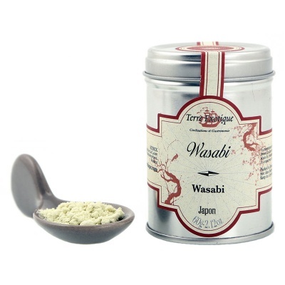 Lata metálica com rótulo de wasabi e colher com pó verde claro