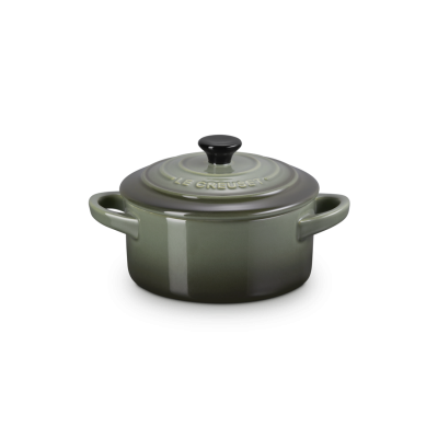 Caçarola Le Creuset verde-oliva com tampa e texto em relevo