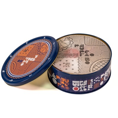 Lata redonda decorada de metal azul com tampa e interior castanho e bege com padrões