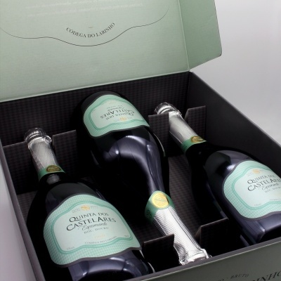 Caixa aberta com três garrafas de vinho Quinta dos Castelares em embalagem de presente
