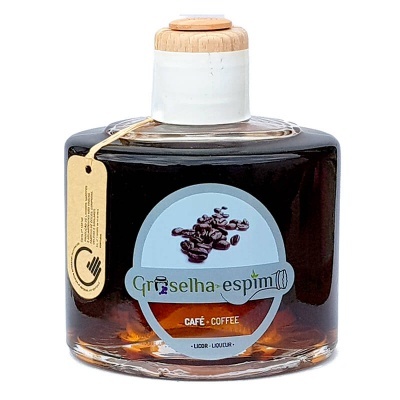 Frasco de licor de café com rótulo azul claro e tampa de cortiça