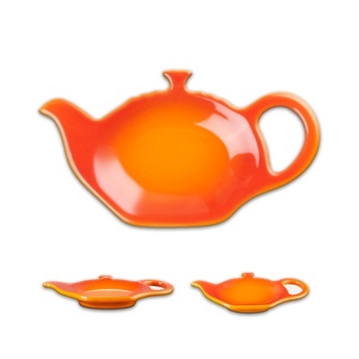 Conjunto de três pratos de cerâmica laranja em forma de chávena de chá