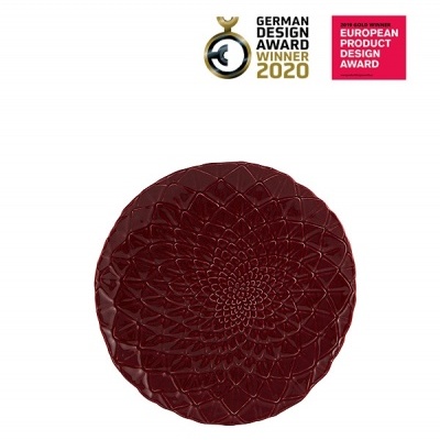 Prato decorativo vermelho com padrão floral e prémios de design