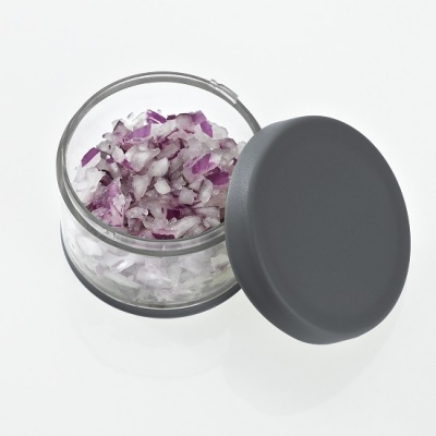 Recipiente de vidro com tampa cinzenta e cebola picada dentro