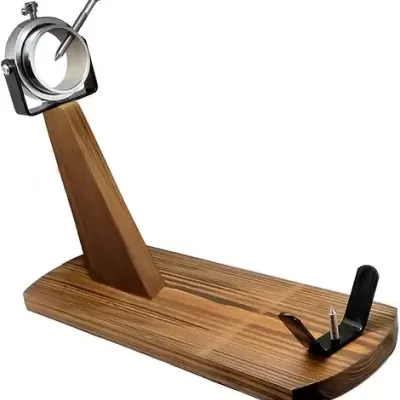 Suporte de madeira para presunto com suporte metálico prateado e preto