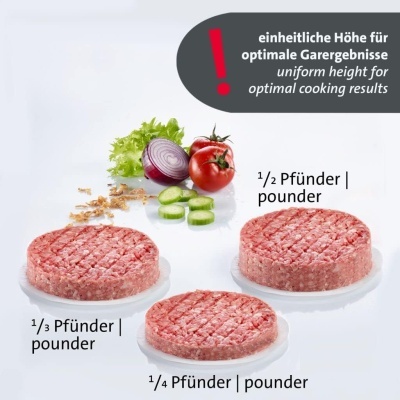 Três hambúrgueres crus de tamanhos diferentes com legumes ao fundo e texto em alemão e inglês.