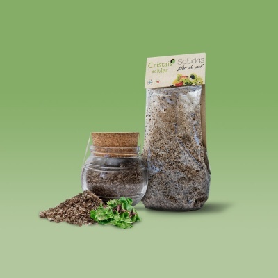 Embalagem transparente com tampa de cortiça e saco plástico de sal temperado para saladas com etiqueta visível