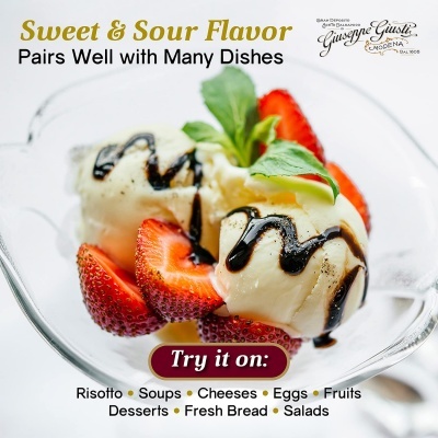 Taça de gelado com morangos, cobertura escura e uma folha verde decorativa