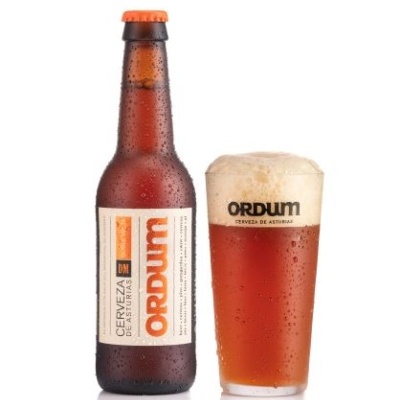 Garrafa de cerveja Ordum e copo com cerveja e espuma
