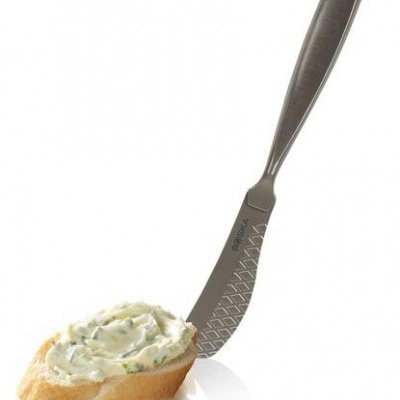 Faca de manteiga em aço inoxidável a espalhar creme sobre pão baguete