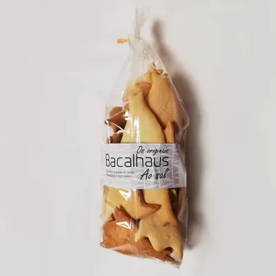 Pacote transparente com biscoitos em forma de peixe e etiqueta Bacalhaus Ao real