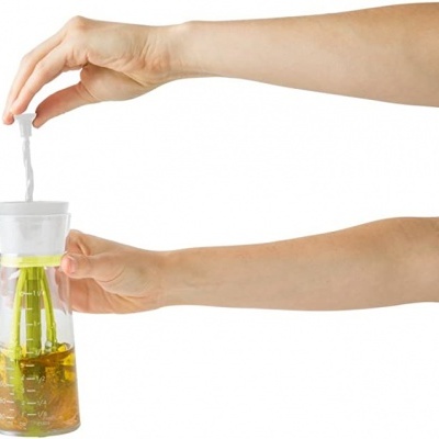 frasco de vidro com espremedor branco e líquido amarelo