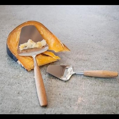 Queijo amarelo partido com dois utensílios de queijo com cabos de madeira