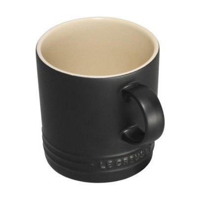 Caneca de cerâmica preta fosca com interior creme e marca Le Creuset