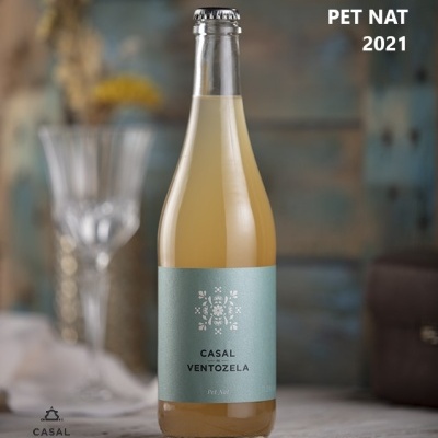 Garrafa de Casal Ventozela PET NAT 2021 com rótulo azul esverdeado sobre mesa cinza