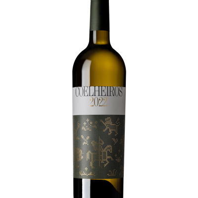 Garrafa de vinho branco COELHEIROS 2022 com rótulo preto e branco e padrão dourado
