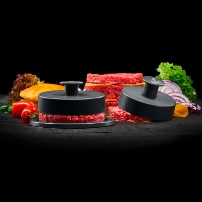 Prensas para hambúrguer com carne moída e legumes variados