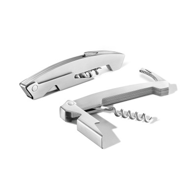 Dois saca-rolhas metálicos prateados, um fechado e outro aberto com espiral