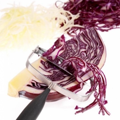 Fatia de couve roxa e utensílio de corte com tiras finas de couve