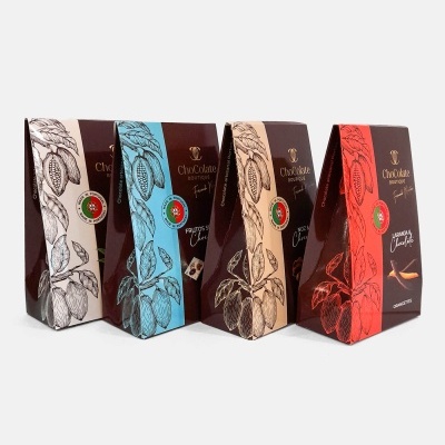 Embalagens verticais de chocolate ChocOclate com cores e ilustrações de cacau.