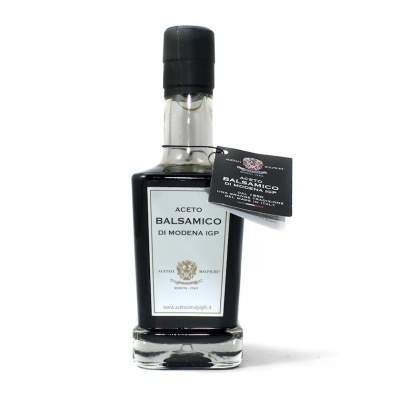 Garrafa de vinagre balsâmico com rótulo e etiqueta preta