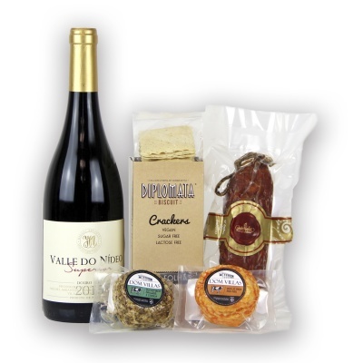 Conjunto de vinho, bolachas, chouriço e queijos embrulhados