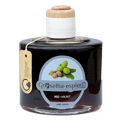 Garrafa de licor de noz com rótulo e tampa de cortiça branca