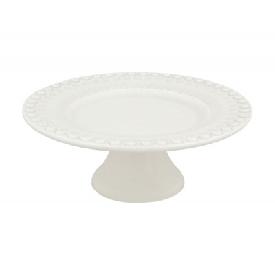 Prato de bolo cerâmico branco com padrão em relevo na borda.