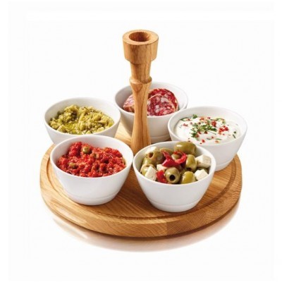 Conjunto de taças com aperitivos variados num tabuleiro de madeira