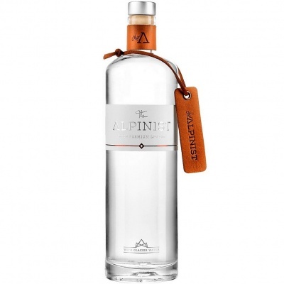 Garrafa de gin The Alpinist com rótulo branco e etiqueta de couro castanho