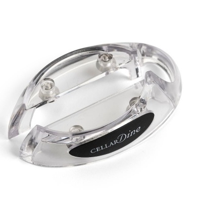 Abridor de cápsulas para vinhos transparente com etiqueta preta e texto CELLARDine