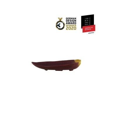 Prato decorativo castanho e amarelo com selos de prémios de design