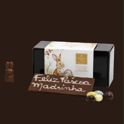 Caixa preta com embalagem branca e produtos de chocolate para Páscoa com mensagem