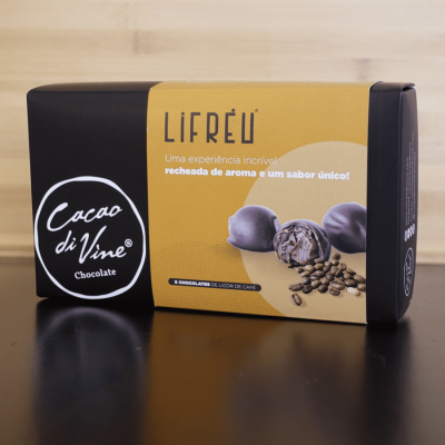 Caixa de chocolates Liéréu da Cacao di Vine com design preto e amarelo e imagem de chocolates com café