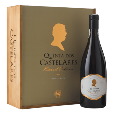 Garrafa de vinho tinto Quinta dos Castelares ao lado de caixa de madeira
