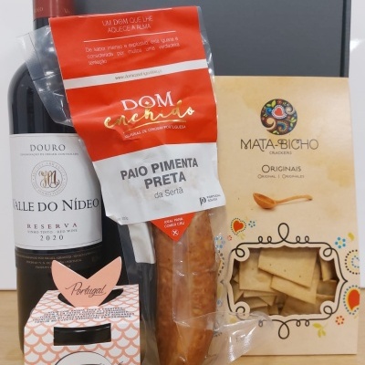 Produtos gourmet: vinho tinto, chouriço, crackers e atum artesanal