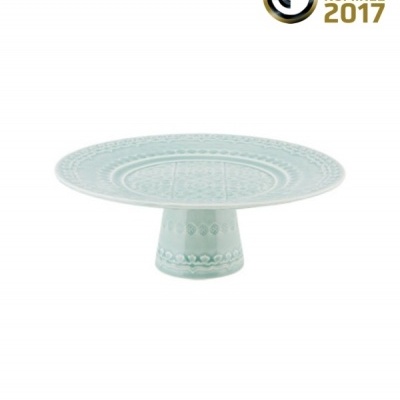 Prato para bolo em cerâmica verde-pálido com base larga e detalhes em relevo