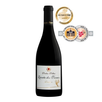Garrafa de vinho tinto Quinta dos Termos com rótulo branco e selos de prémios.