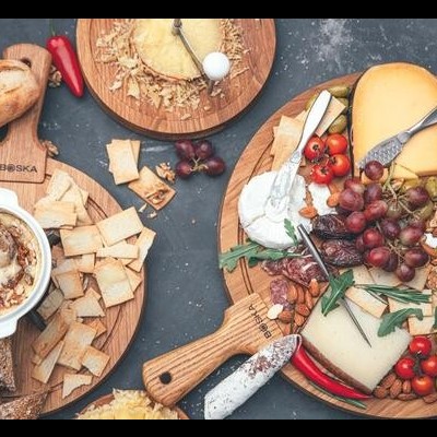 tábuas de queijos variados, frutas, pão e biscoitos para petisco