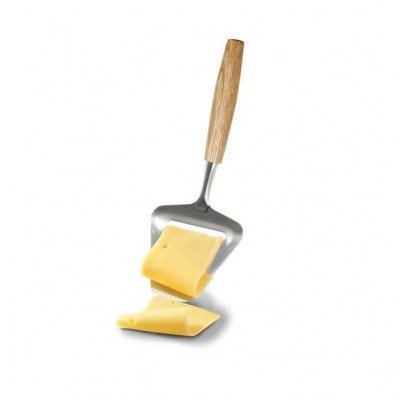 Espátula para queijo com lâmina metálica e cabo de madeira a segurar fatia de queijo amarelo