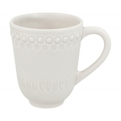 Caneca branca de cerâmica com padrões em relevo