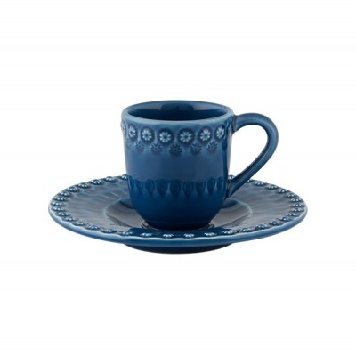 Chávena e pires azuis em cerâmica com padrão floral em relevo