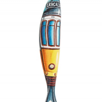 Objeto decorativo em forma de peixe com padrão de elétrico amarelo e texto GRAÇA 28