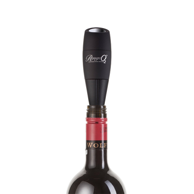 Tampa preta para garrafa de vinho com texto 'Rouge O2'