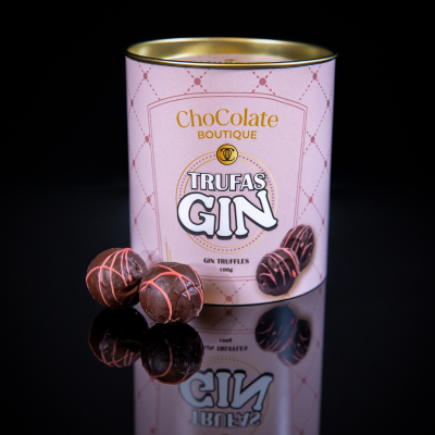 Lata rosa de trufas de gin com texto e trufas decoradas em cima