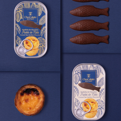 Latas de sardinhas de chocolate e pastel de nata em fundo azul